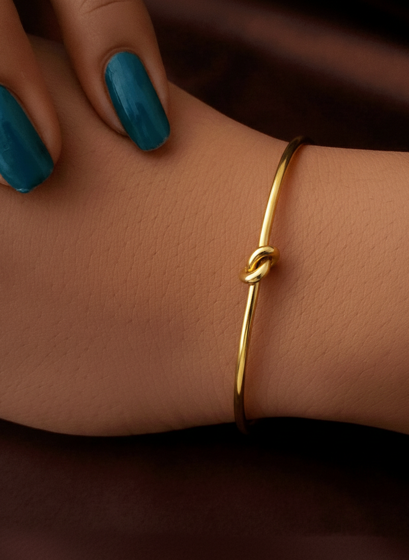 Classic Knot Design Gold Bracelet BRC018