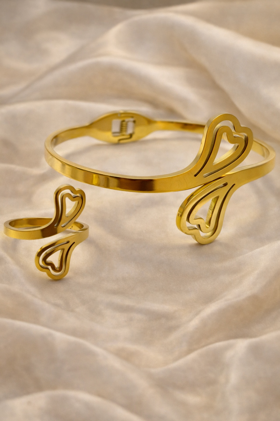 Elegant Heart Connect Bracelet and Finger-Ring Combo BRC015