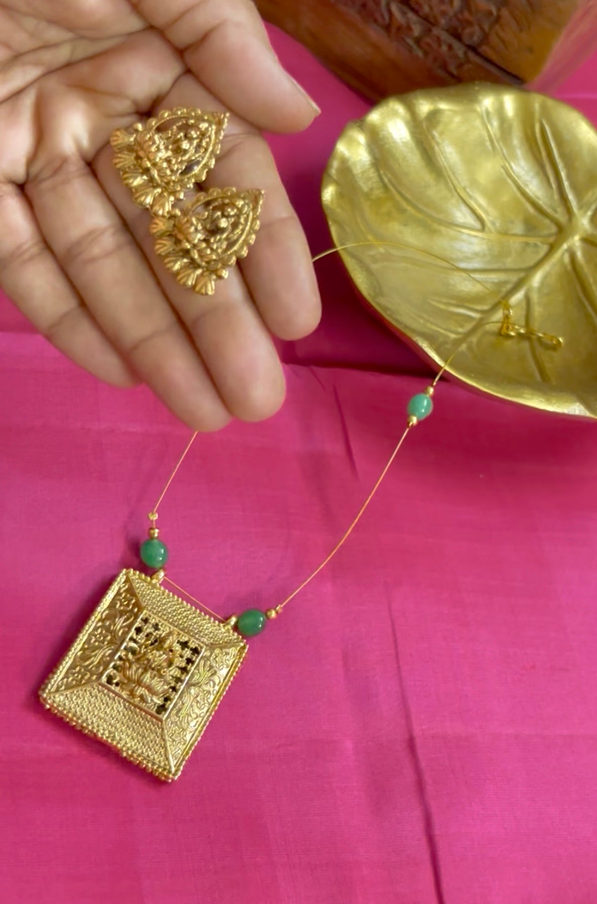 Reversible Invisible Antique Necklace REV010