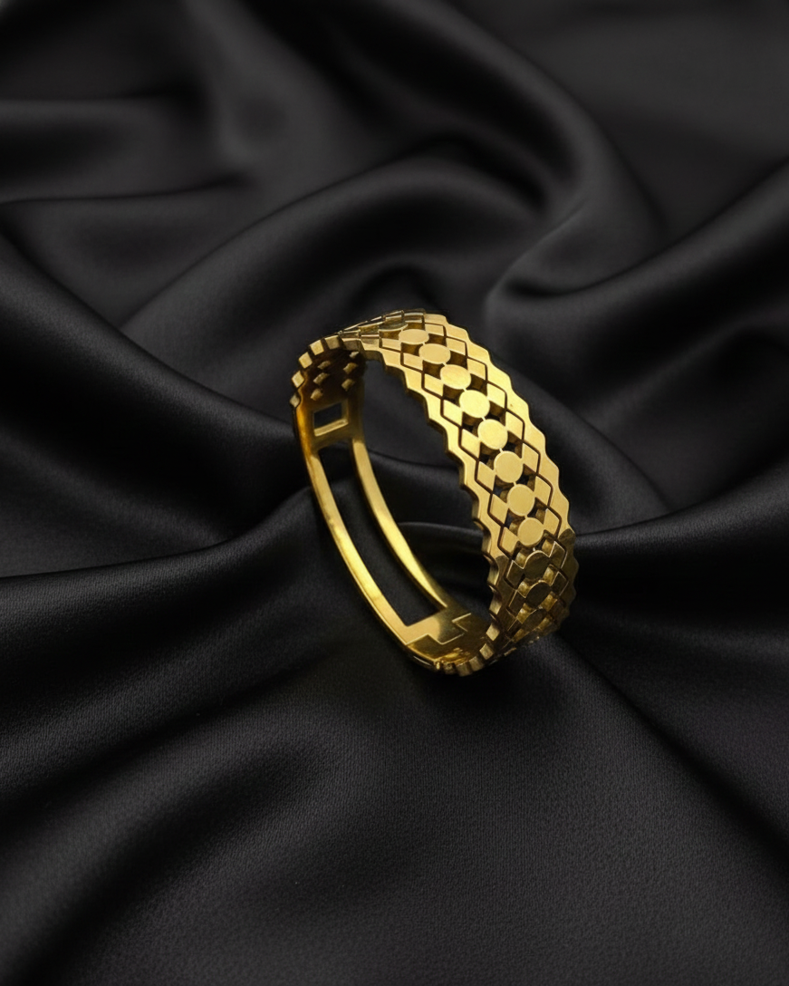 Elegant Honeycomb-Style Gold Bracelet BRC008