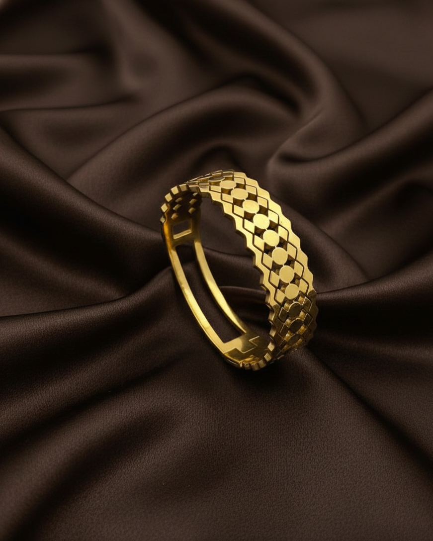 Elegant Honeycomb-Style Gold Bracelet BRC008