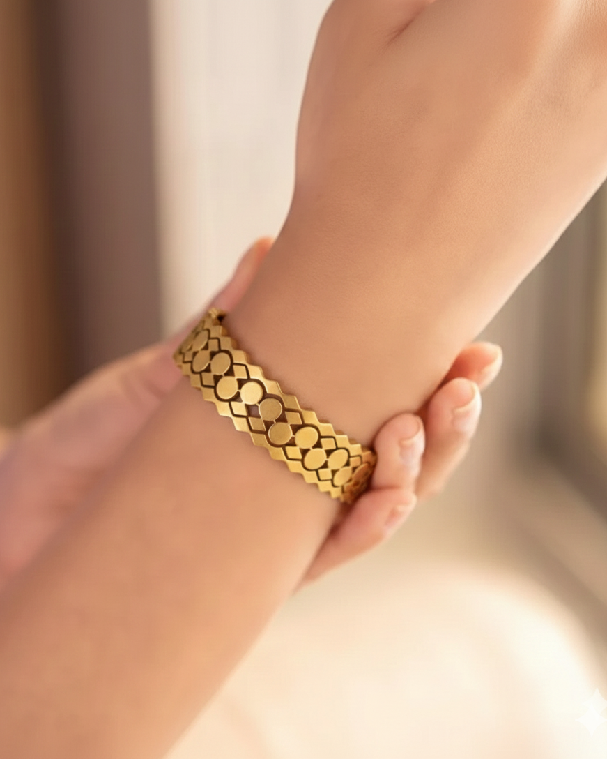 Elegant Honeycomb-Style Gold Bracelet BRC008