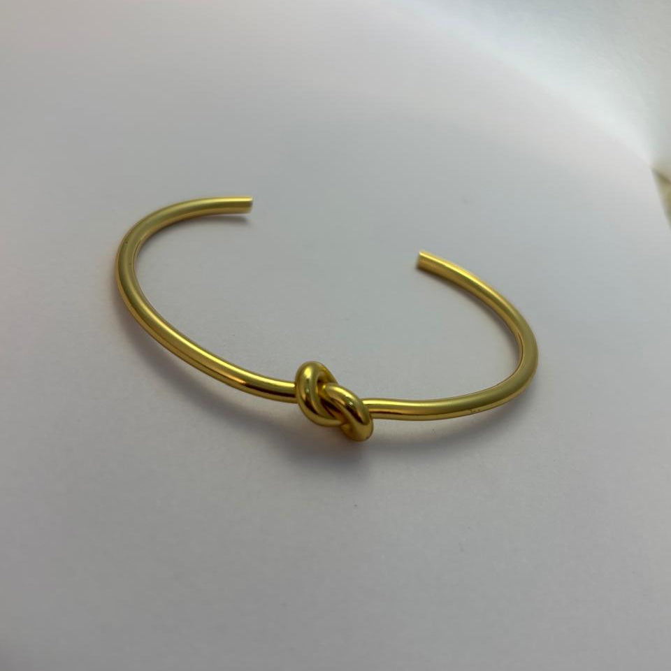 Classic Knot Design Gold Bracelet BRC018