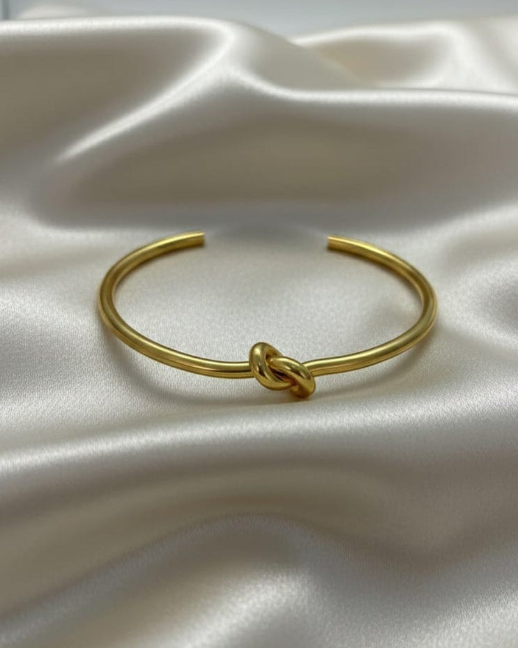 Classic Knot Design Gold Bracelet BRC018